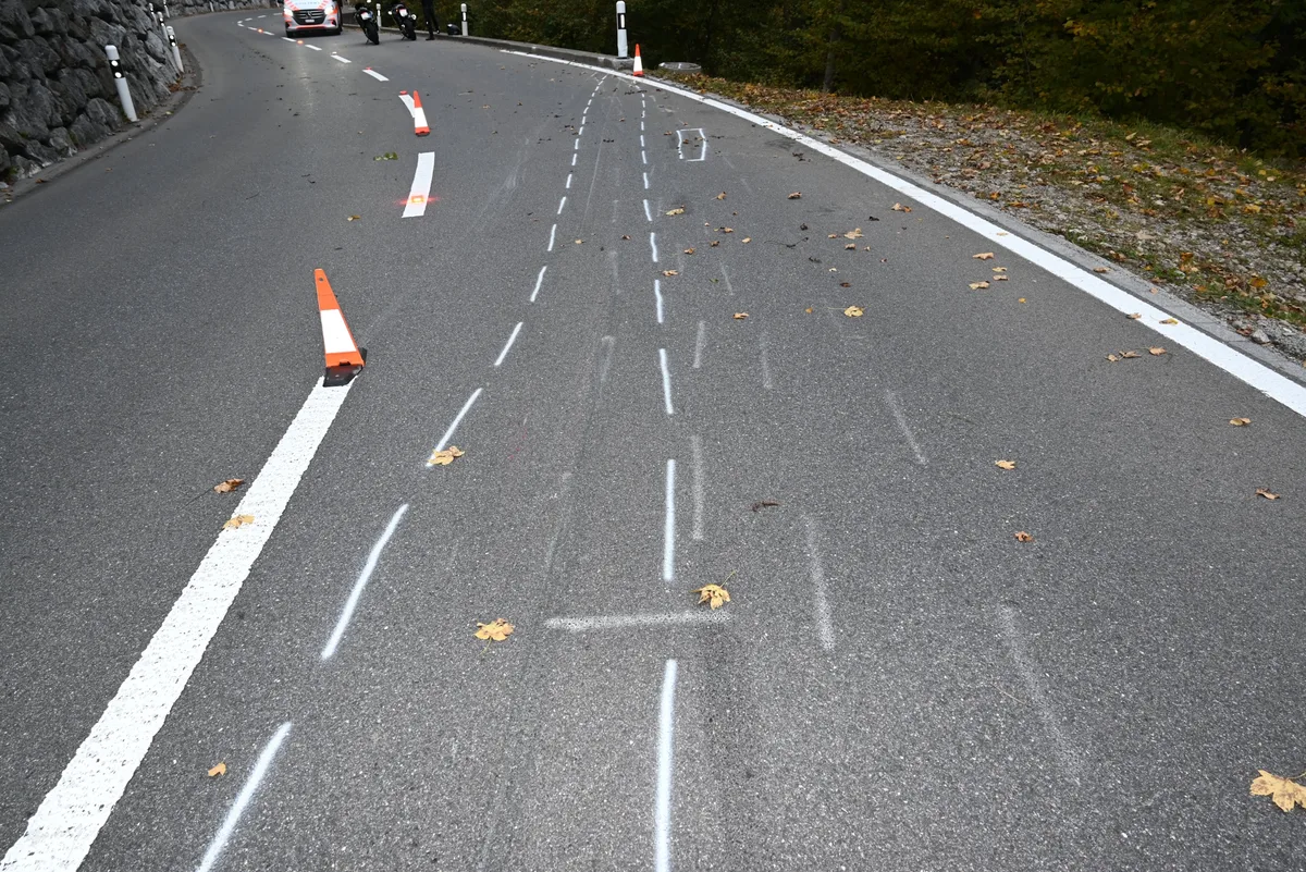 Auf einer Strasse wurde die Spur nachgezeichnet, wo ein Motorrad durchgefahren ist.